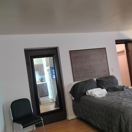 Studio In Downtown Фредерик Екстериор снимка