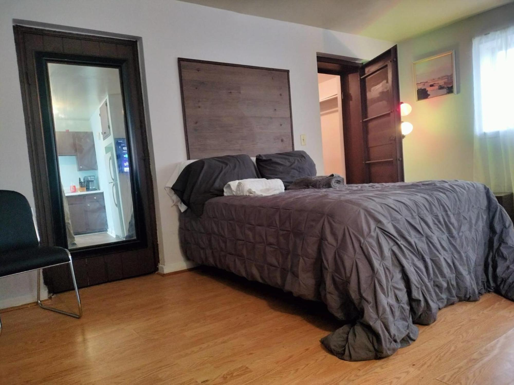 Studio In Downtown Фредерик Екстериор снимка