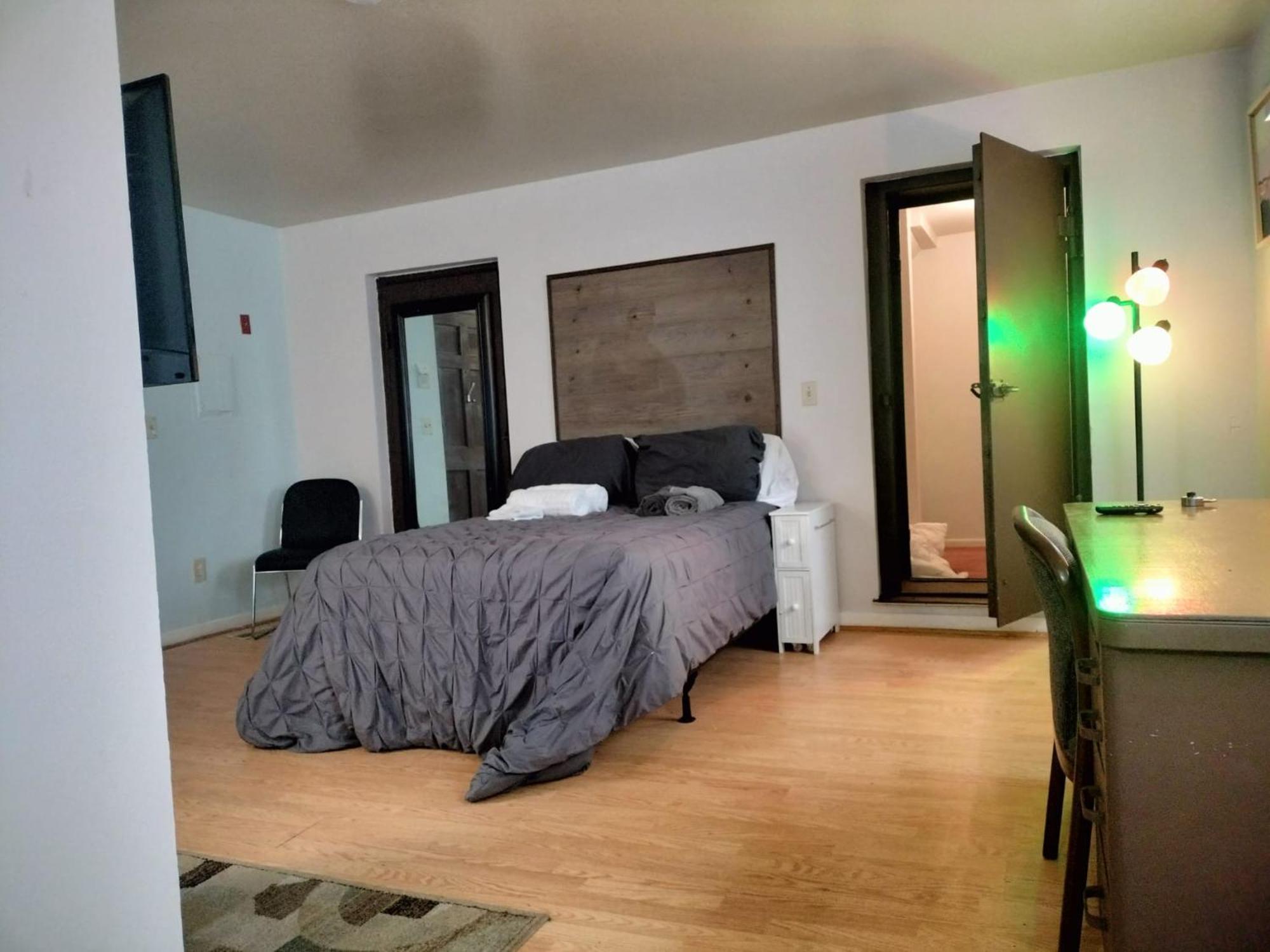 Studio In Downtown Фредерик Екстериор снимка