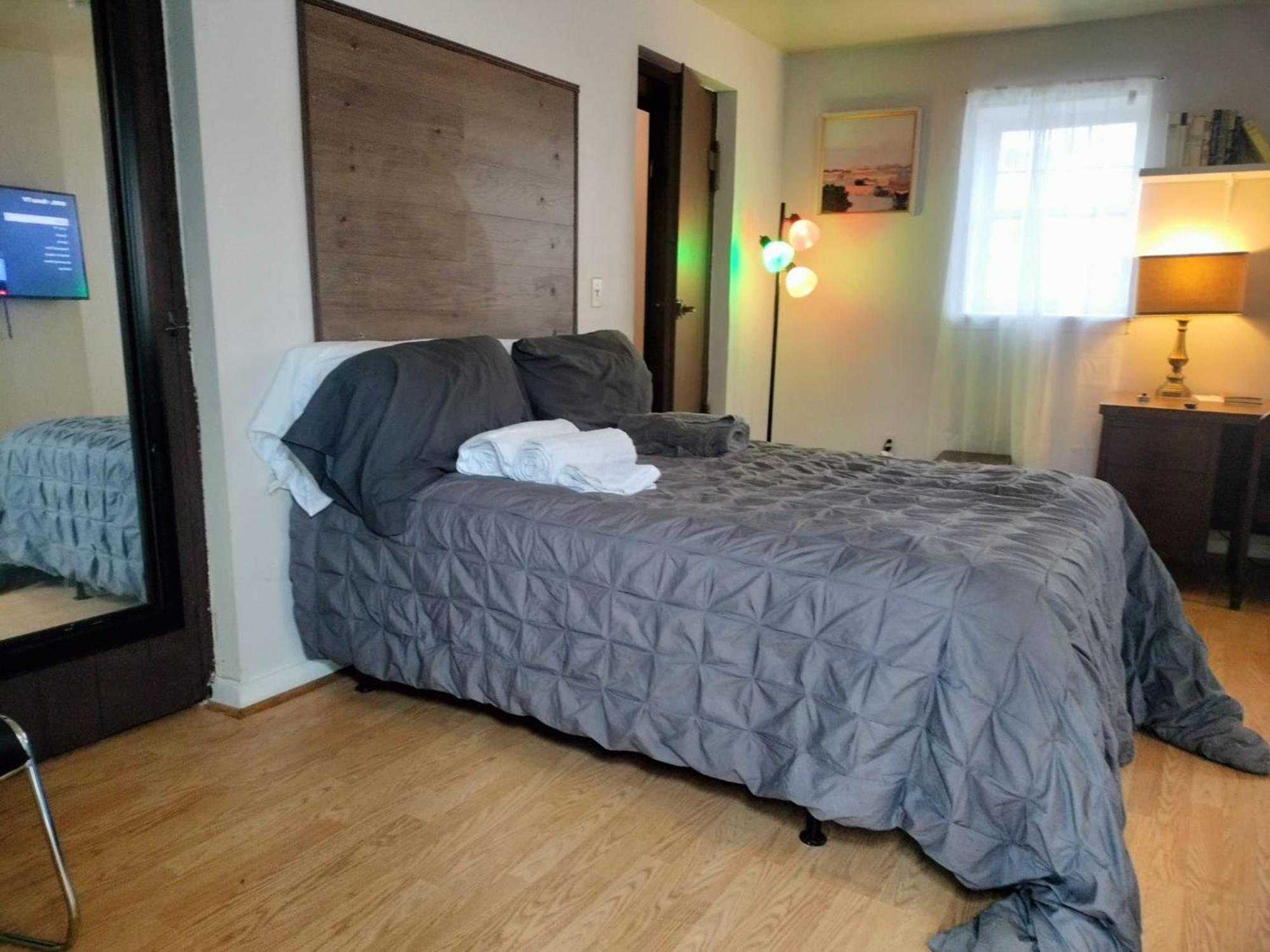 Studio In Downtown Фредерик Екстериор снимка
